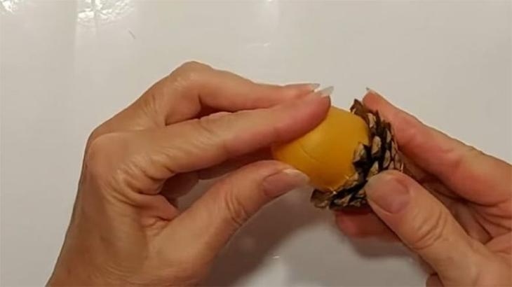 Ёлочное украшение из обычной сосновой шишки