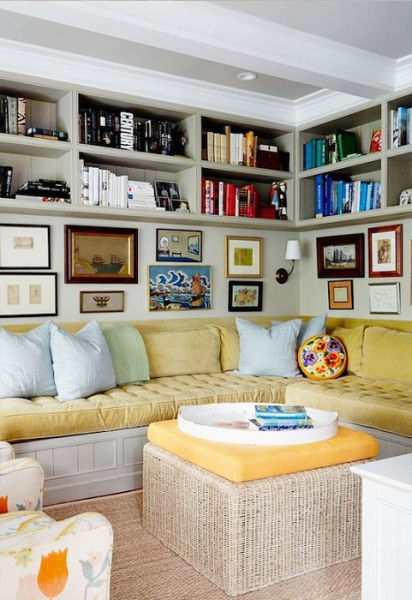 Отличные варианты оформления скрытых пространств в гостиной