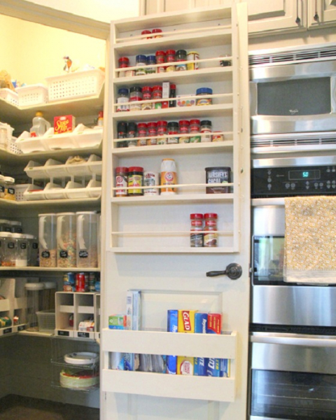 Отличные варианты оформления скрытых пространств в гостиной