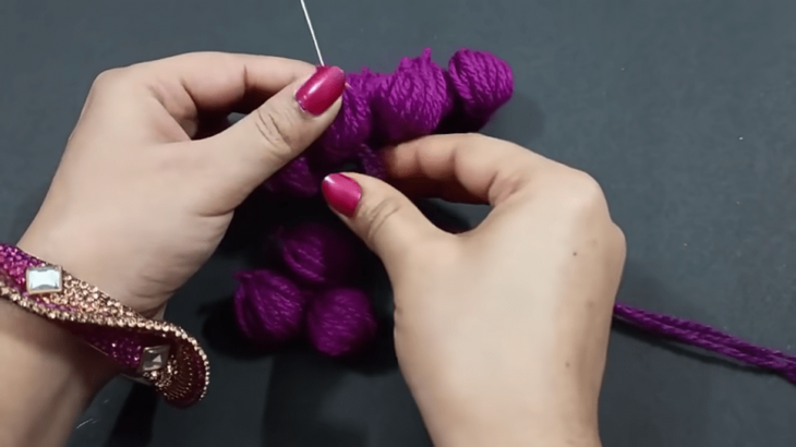 Простой декор из остатков пряжи