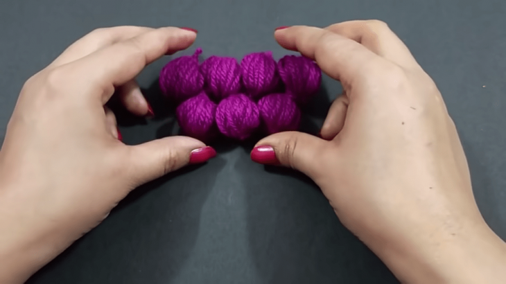 Простой декор из остатков пряжи