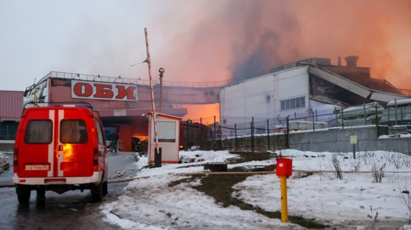 Пожар в торговом центре "Мега" в Химках: полностью сгорел строительный OBI