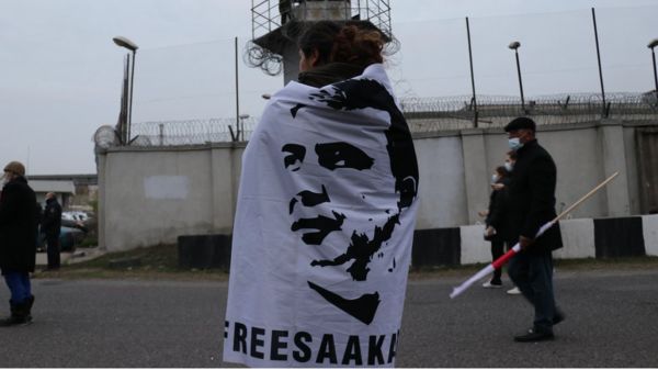 В суде в Грузии показали Саакашвили по видеосвязи. Правящая партия обвинила его в "бездарной симуляции”