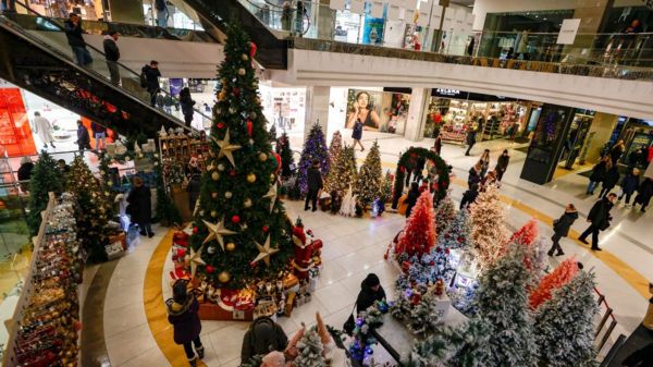 Украина возвращает тепло и свет после российского удара, новогоднюю елку в Харькове поставили в метро