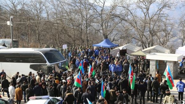 Азербайджанские "активисты" блокируют дорогу из Карабаха в Армению. Одновременно в Карабахе пропал газ