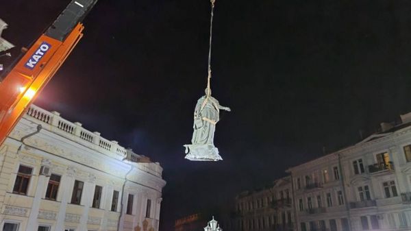Как в Одессе демонтировали памятники Екатерине II и Суворову. Фото