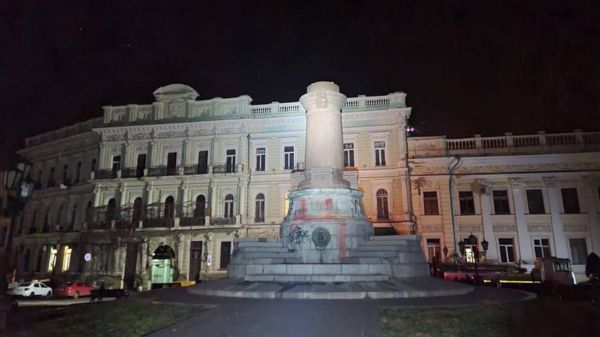 Как в Одессе демонтировали памятники Екатерине II и Суворову. Фото