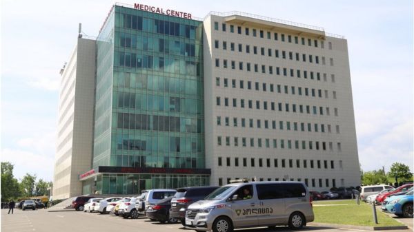 В суде в Грузии показали Саакашвили по видеосвязи. Правящая партия обвинила его в "бездарной симуляции”