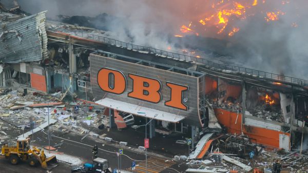 Пожар в торговом центре "Мега" в Химках: полностью сгорел строительный OBI