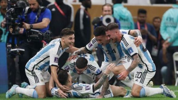 Сборная Аргентины победила на чемпионате мира по футболу, обыграв Францию в серии пенальти