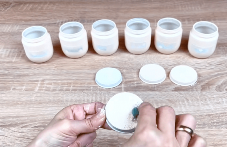 Идея из маленьких стеклянных баночек для детского питания