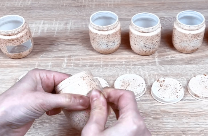 Идея из маленьких стеклянных баночек для детского питания