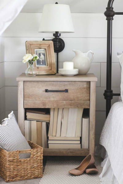 Всё под рукой: 19 красивых прикроватных тумбочек и столиков