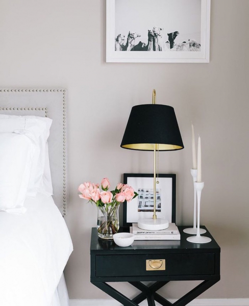 Всё под рукой: 19 красивых прикроватных тумбочек и столиков