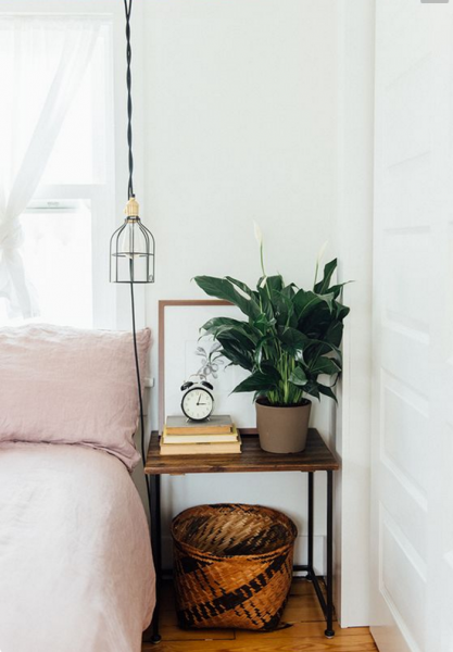 Всё под рукой: 19 красивых прикроватных тумбочек и столиков