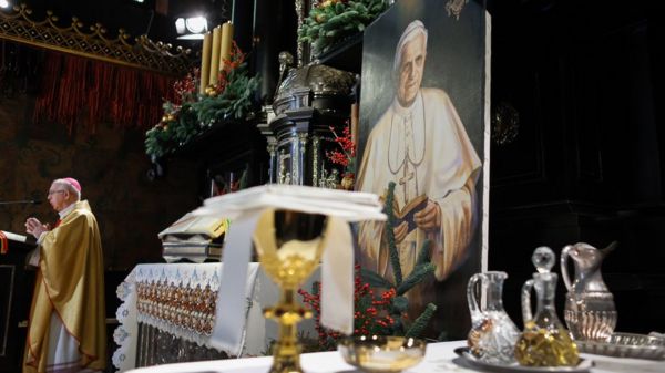 Фото: католики всего мира прощаются с Бенедиктом XVI