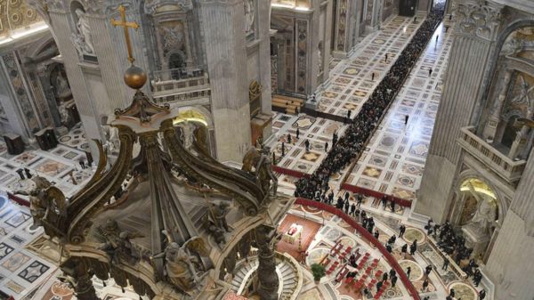 Фото: католики всего мира прощаются с Бенедиктом XVI
