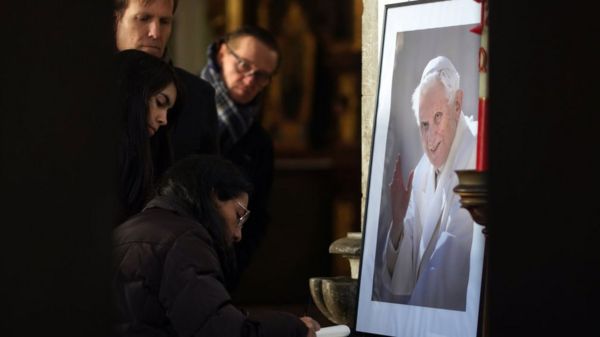 Фото: католики всего мира прощаются с Бенедиктом XVI