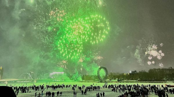 Лондон в синем и желтом, два миллиона на пляже. Как мир встретил 2023 год – фотографии