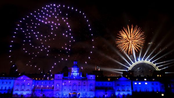 Лондон в синем и желтом, два миллиона на пляже. Как мир встретил 2023 год – фотографии