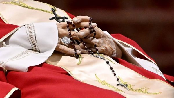 Фото: католики всего мира прощаются с Бенедиктом XVI