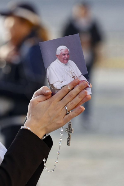 Фото: католики всего мира прощаются с Бенедиктом XVI