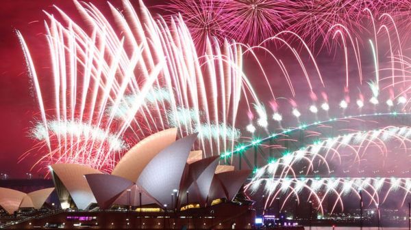 Лондон в синем и желтом, два миллиона на пляже. Как мир встретил 2023 год – фотографии