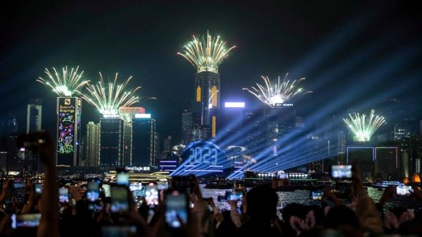 Лондон в синем и желтом, два миллиона на пляже. Как мир встретил 2023 год – фотографии