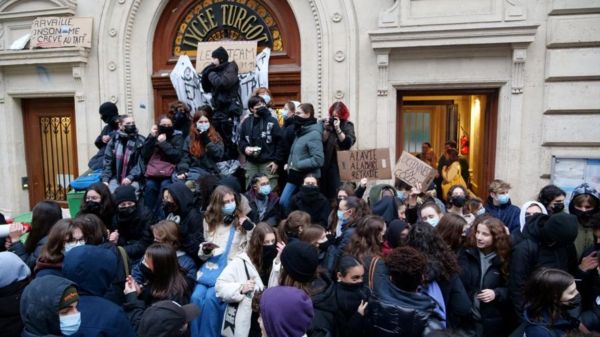 Вторая массовая забастовка против повышения пенсионного возраста во Франции: поезда не ходят, школы не работают