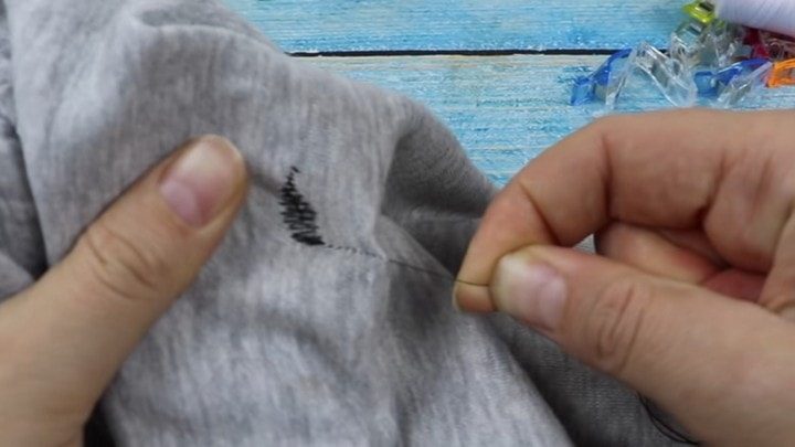 Как незаметно зашить дырку на одежде