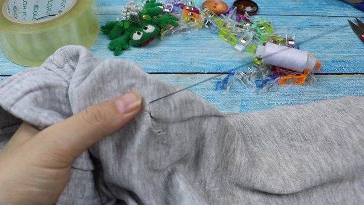 Как незаметно зашить дырку на одежде