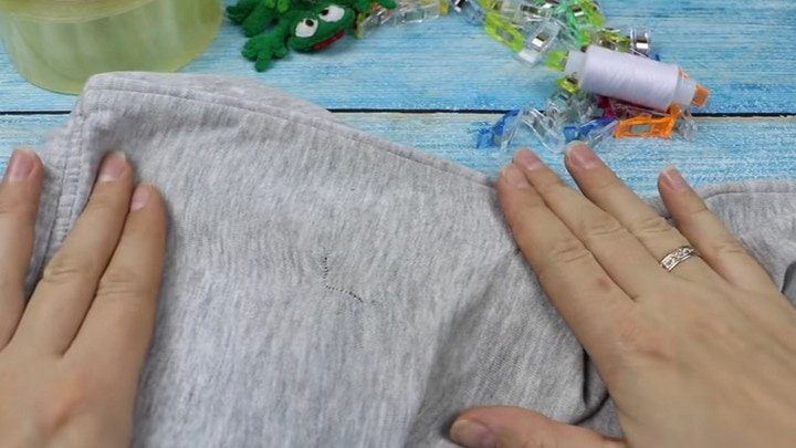 Как незаметно зашить дырку на одежде
