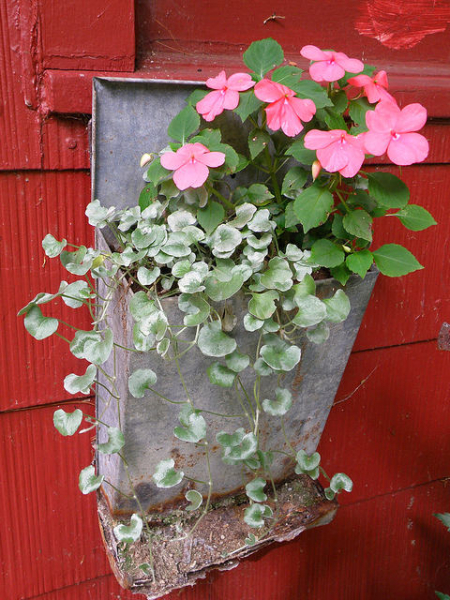 Как создать красивую, необычную клумбу из подручных материалов: 20 примеров