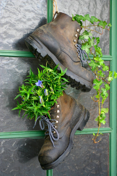 Как создать красивую, необычную клумбу из подручных материалов: 20 примеров