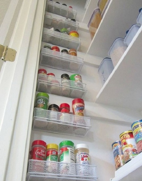 Отличные варианты оформления скрытых пространств в гостиной