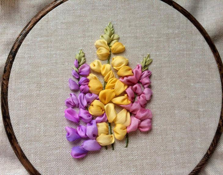 Вышиваем лентами букет люпинов ко дню всех влюбленных