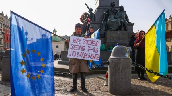 Акции солидарности в поддержку Украины в разных странах. Фото