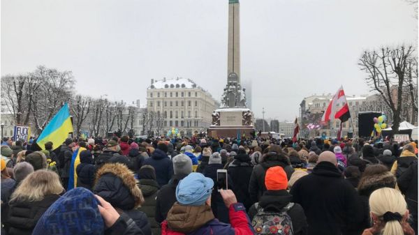 Акции солидарности в поддержку Украины в разных странах. Фото