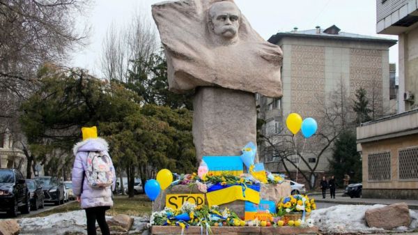 Акции солидарности в поддержку Украины в разных странах. Фото