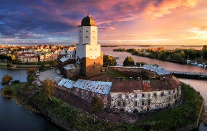 12 древних (и не очень) замков, которые можно увидеть, не выезжая за границу