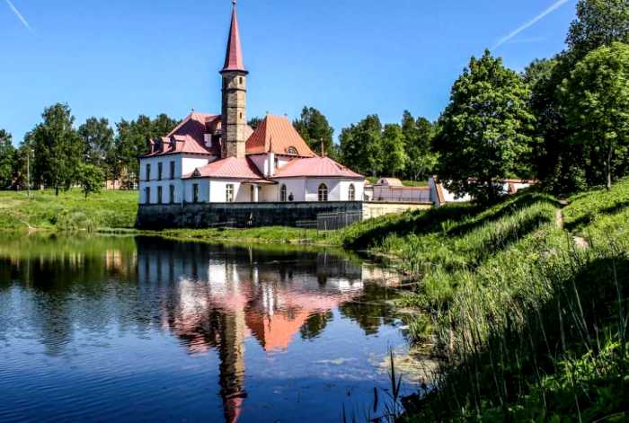 12 древних (и не очень) замков, которые можно увидеть, не выезжая за границу