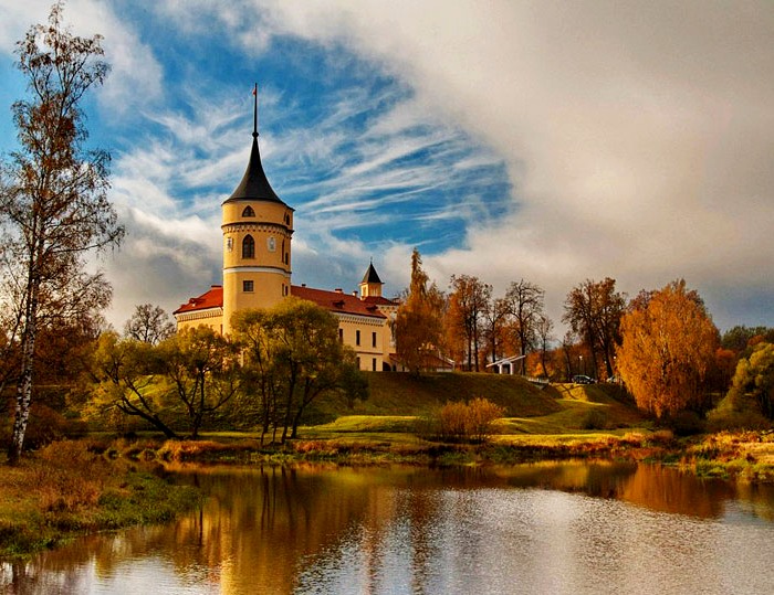 12 древних (и не очень) замков, которые можно увидеть, не выезжая за границу