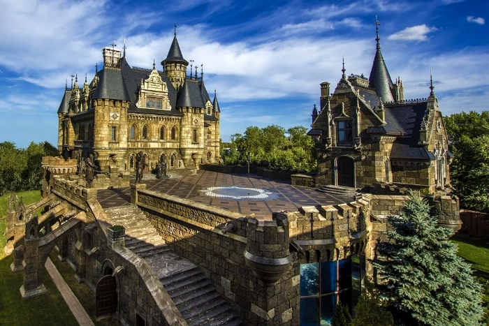 12 древних (и не очень) замков, которые можно увидеть, не выезжая за границу