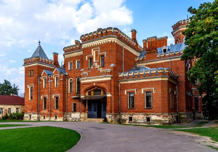 12 древних (и не очень) замков, которые можно увидеть, не выезжая за границу