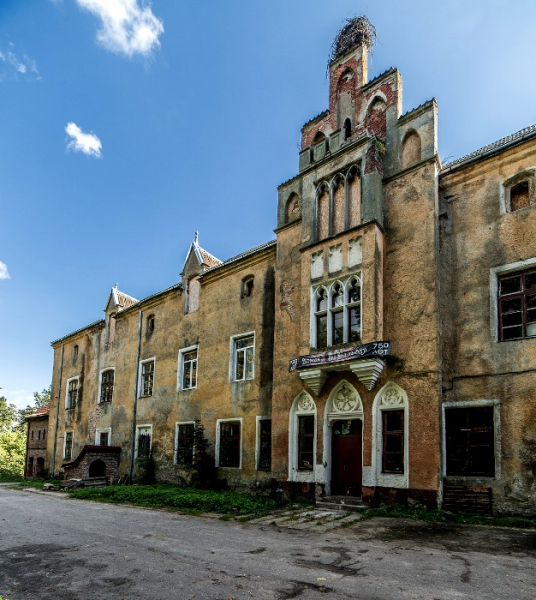 12 древних (и не очень) замков, которые можно увидеть, не выезжая за границу