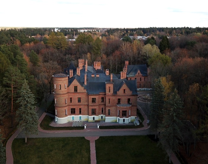 12 древних (и не очень) замков, которые можно увидеть, не выезжая за границу