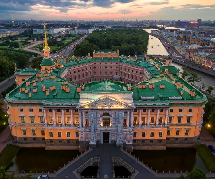 12 древних (и не очень) замков, которые можно увидеть, не выезжая за границу