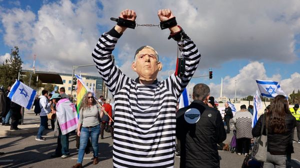 По стопам Путина? Нетаньяху обвиняют в попытке создать вертикаль власти. В Израиле раскол