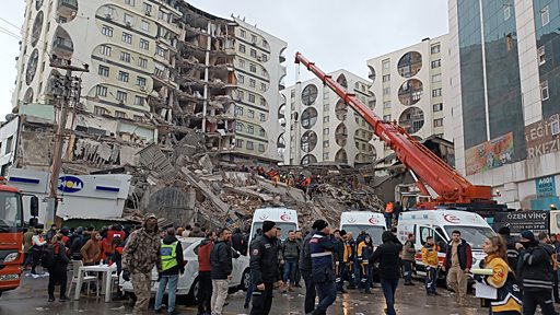 Турцию и Сирию сотрясли два мощных землетрясения. Погибли почти 2 тысячи человек