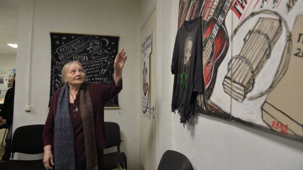 "Цель была - прекратить эту выставку". Что произошло в Петербурге с антивоенными плакатами Елены Осиповой